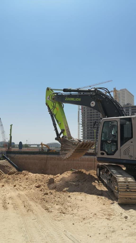 Zoomlion excavator working at the edge of an urban excavation pit